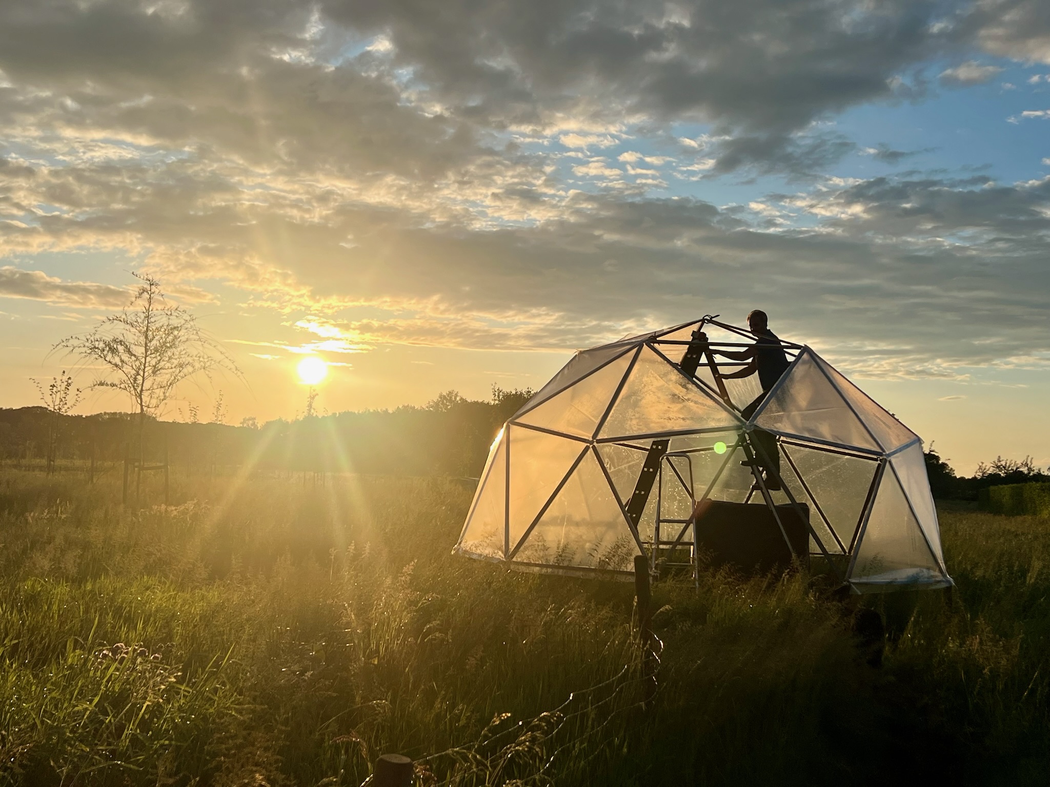Geodetische koepel wordt gebouwd bij zonsondergang